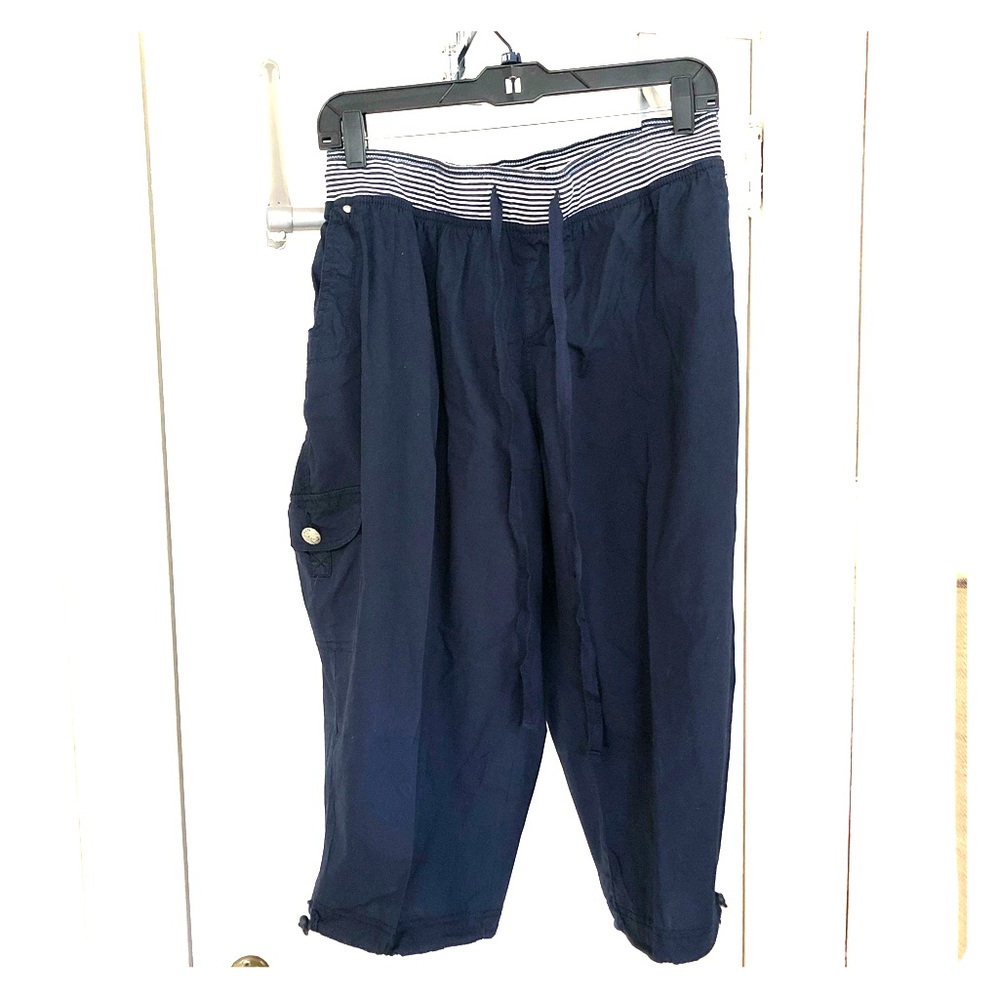 Never worn Women’s elastic waist Capri pants